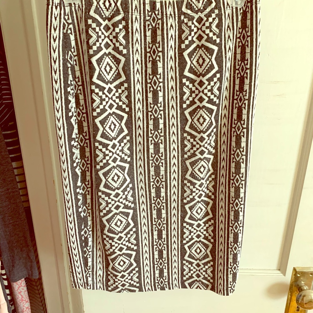 Patterned grey and white pencil skirt